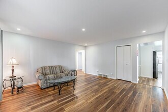 1000 E Callero Cir in Mount Prospect, IL - Building Photo - Building Photo
