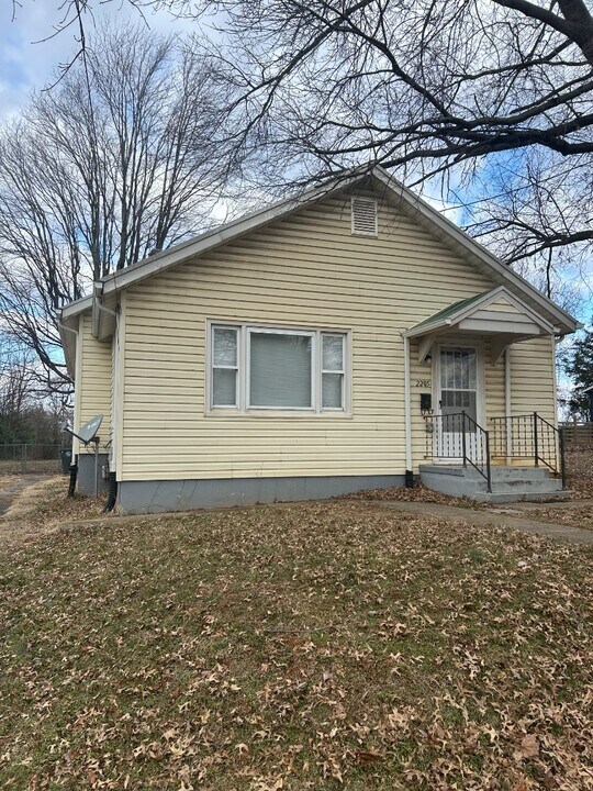 2205 Mayflower Dr in Lynchburg, VA - Building Photo