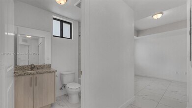 2400 W 5th Way in Hialeah, FL - Building Photo - Building Photo