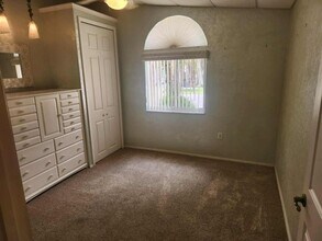 582 Lake Dr in Titusville, FL - Foto de edificio - Building Photo