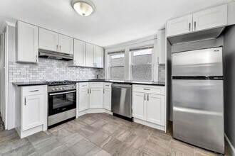 126 W 16th St, Unit 32 in Bayonne, NJ - Building Photo - Building Photo