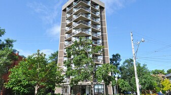 250 St George St in Toronto, ON - Building Photo