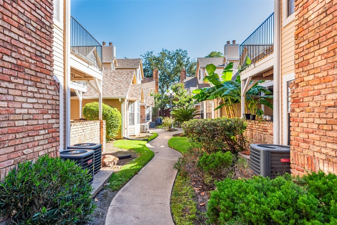 2300 Old Spanish Trl in Houston, TX - Building Photo