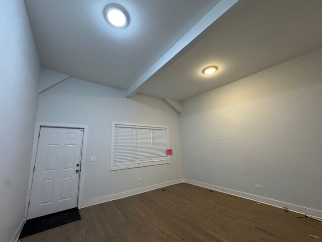 2421 N Clybourn Ave in Chicago, IL - Foto de edificio - Building Photo