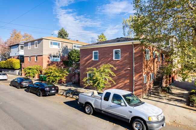 1800 Place Apartments in Portland, OR - Foto de edificio - Building Photo