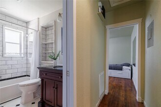 250 NE 48th St in Miami, FL - Foto de edificio - Building Photo