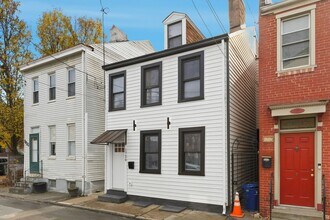 1720 Fox Wy in Pittsburgh, PA - Building Photo - Building Photo