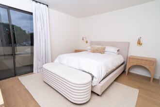 750 Kings Rd in Los Angeles, CA - Building Photo - Building Photo