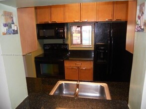 7960 NW 50th St, Unit 102 in Lauderhill, FL - Building Photo - Building Photo
