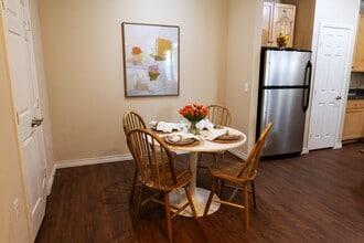 Renaissance At North Park in Lubbock, TX - Foto de edificio - Building Photo