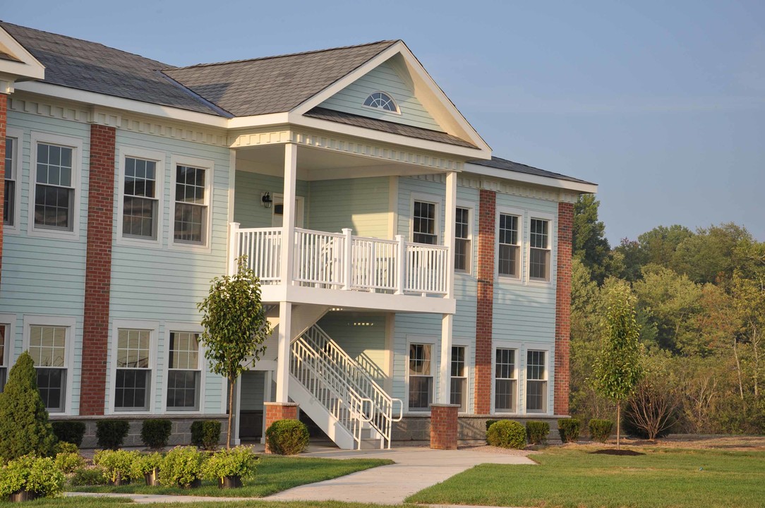 Creekside Lane Apartments at Madison Barracks in Sackets Harbor, NY - Foto de edificio