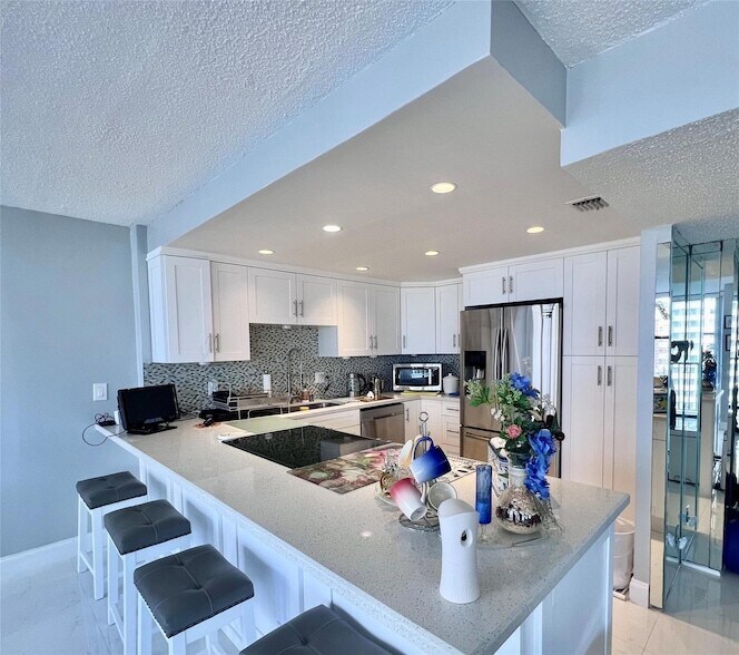 2049 S Ocean Dr, Unit 1108 in Hallandale Beach, FL - Foto de edificio