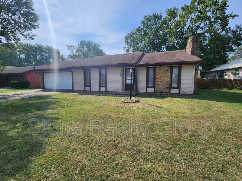 2329 E Glenview Dr in Terre Haute, IN - Foto de edificio