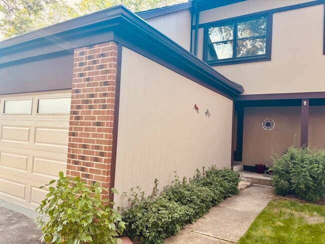 325 Shadow Bend Dr in Wheeling, IL - Building Photo - Building Photo