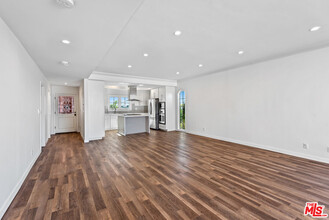 6220 Pacific Ave in Los Angeles, CA - Foto de edificio - Building Photo