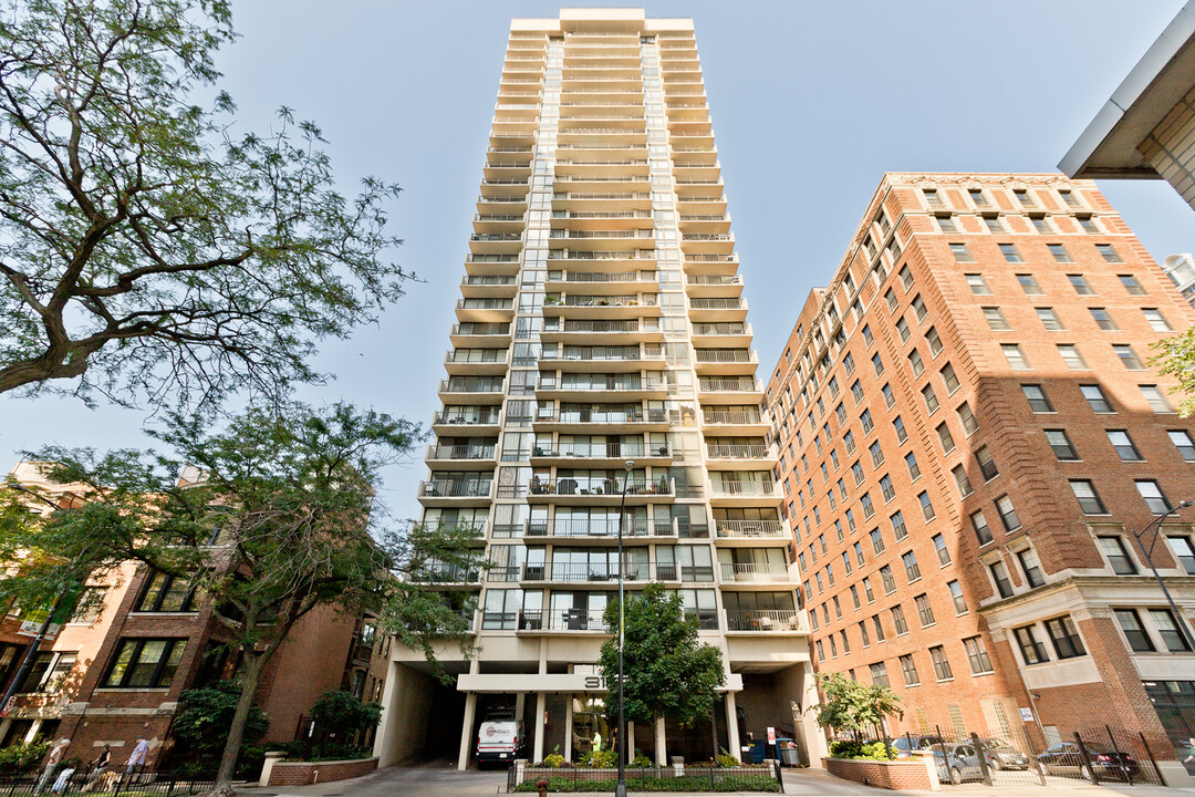 3018 N Sheridan Rd, Unit 14A in Chicago, IL - Building Photo