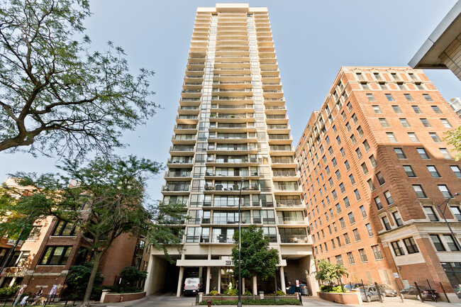 3018 N Sheridan Rd, Unit 14A