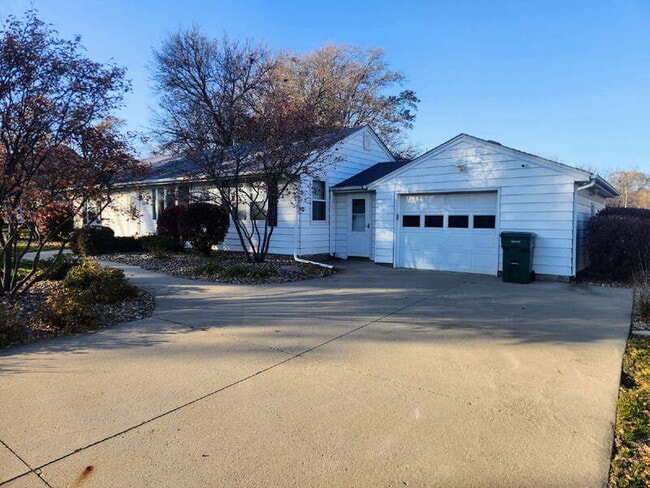 1276 NE 52nd Ave in Des Moines, IA - Building Photo - Building Photo