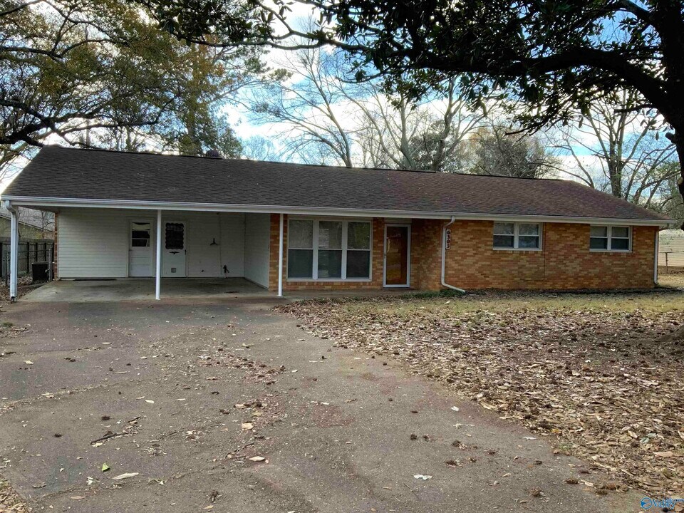 6303 Marsh Ave NW in Huntsville, AL - Building Photo