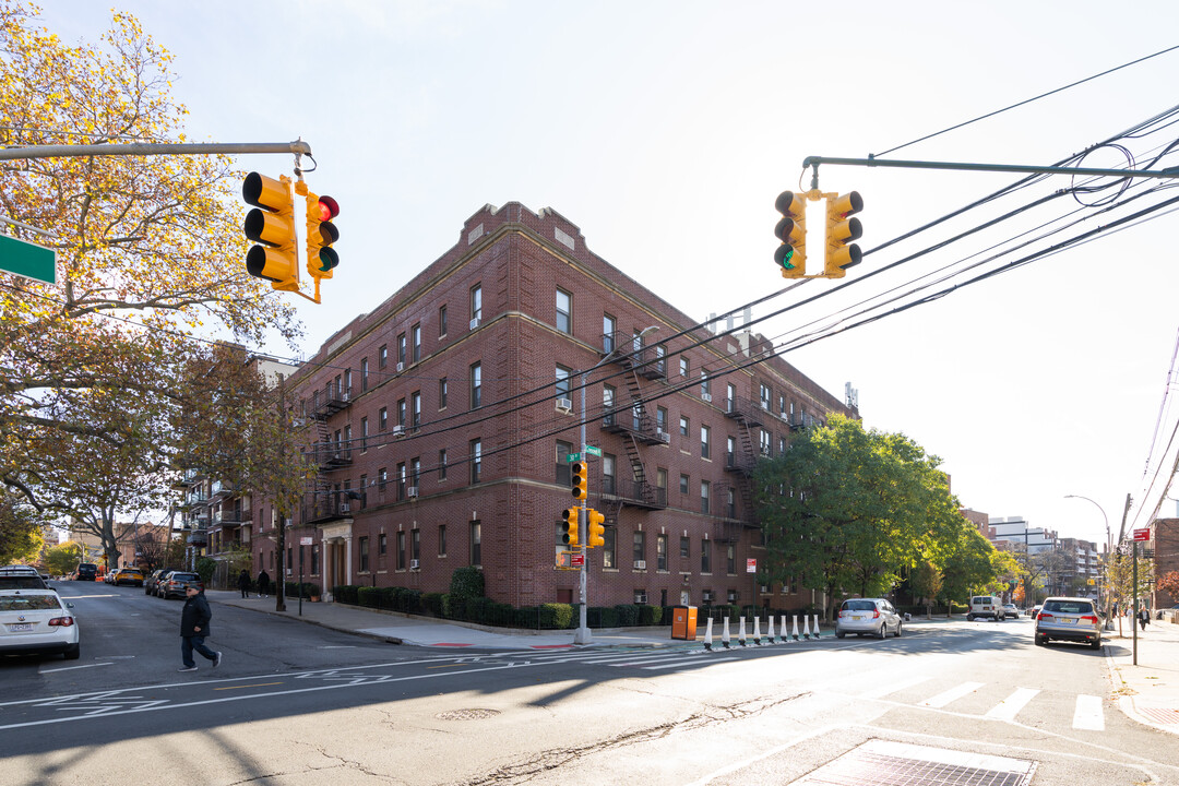 3083 Crescent St in Astoria, NY - Foto de edificio