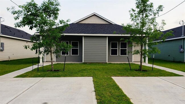 property at 419 E Avenue G