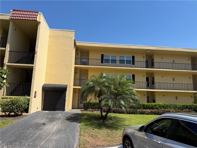 1085 Forest Lakes Dr in Naples, FL - Building Photo - Building Photo