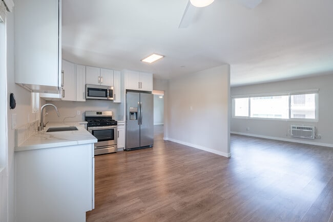 5008 Hazeltine Ave in Sherman Oaks, CA - Building Photo - Interior Photo