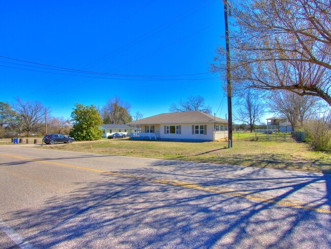 37005 Lake Rd in Shawnee, OK - Building Photo - Building Photo