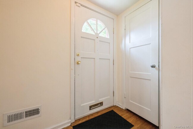 212 Fernwood Terrace in Garden City, NY - Building Photo - Building Photo