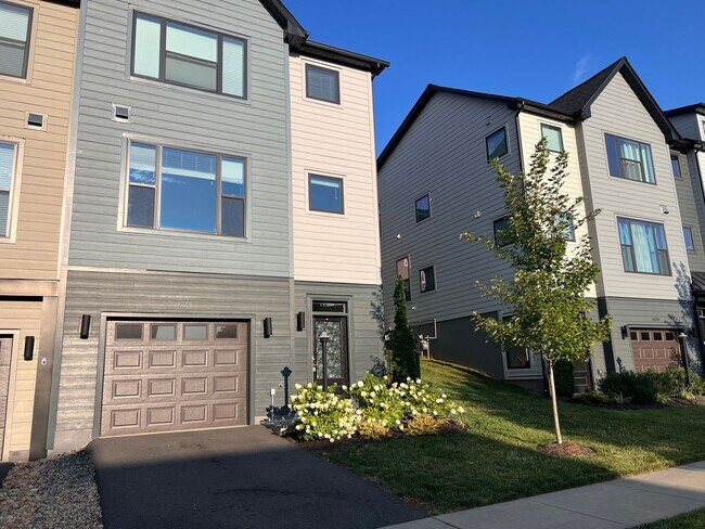 1674 Delphi Dr in Charlottesville, VA - Foto de edificio - Building Photo