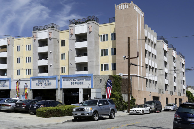 Icon at Rosecrans in Hawthorne, CA - Foto de edificio - Building Photo