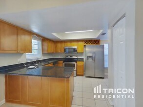 5311 Starhill Pl in Tampa, FL - Building Photo - Building Photo