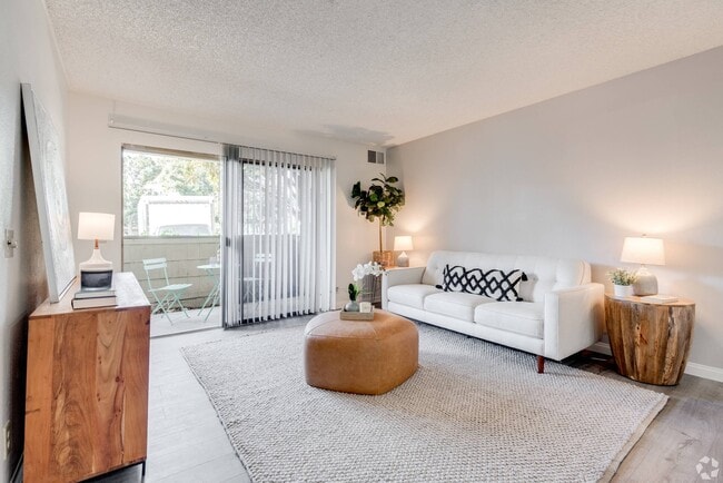 Alosta Place in Azusa, CA - Building Photo - Building Photo
