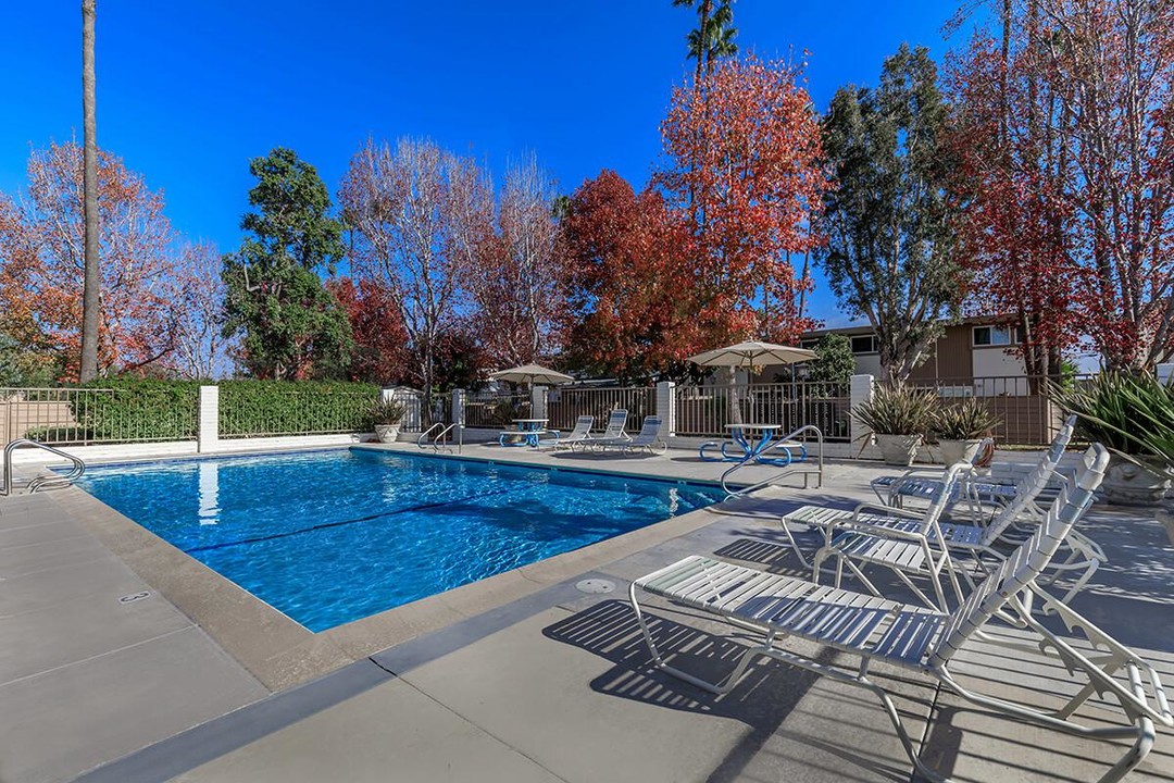 Sea Breeze Rental Townhomes in Costa Mesa, CA - Building Photo