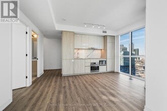 8 Interchange Wy in Vaughan, ON - Building Photo - Building Photo