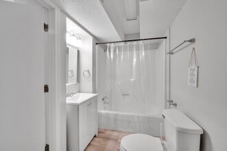 8205 Knollwood Cir in Charlotte, NC - Foto de edificio - Building Photo