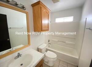 7114 Venus Dr, Unit 1 in Edinburg, TX - Foto de edificio - Building Photo