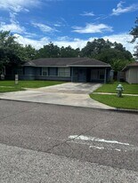 4713 Saxon St in Bellaire, TX - Building Photo