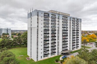 2600 Jane St in Toronto, ON - Building Photo - Building Photo