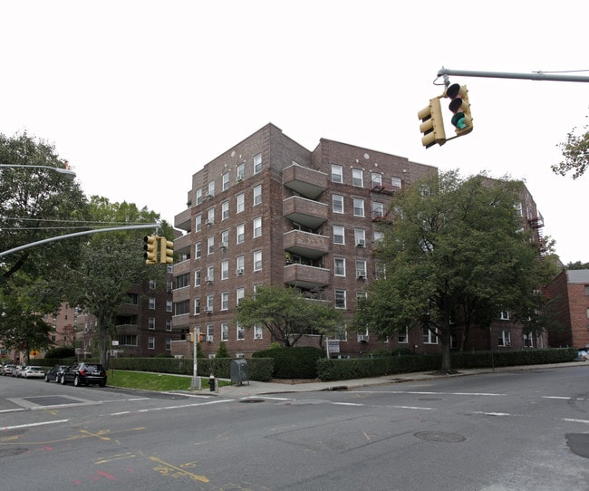 The Georgian House in Jamaica, NY - Foto de edificio - Building Photo