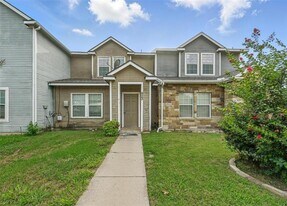 623 W Union Bower Rd in Irving, TX - Building Photo