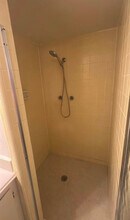 223 Bay Colony Dr, Unit Private room with private in La Porte, TX - Building Photo - Building Photo