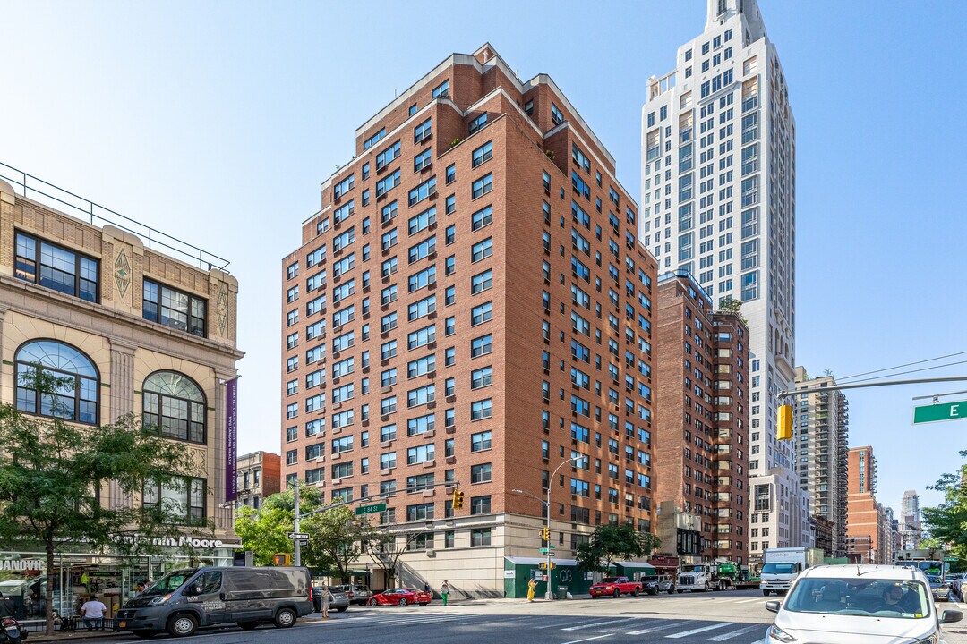 200 E 84th St in New York, NY - Building Photo