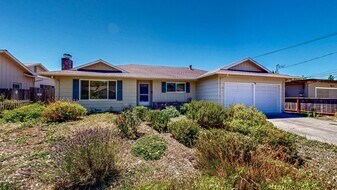 1925 Leafgreen Dr in Santa Rosa, CA - Building Photo