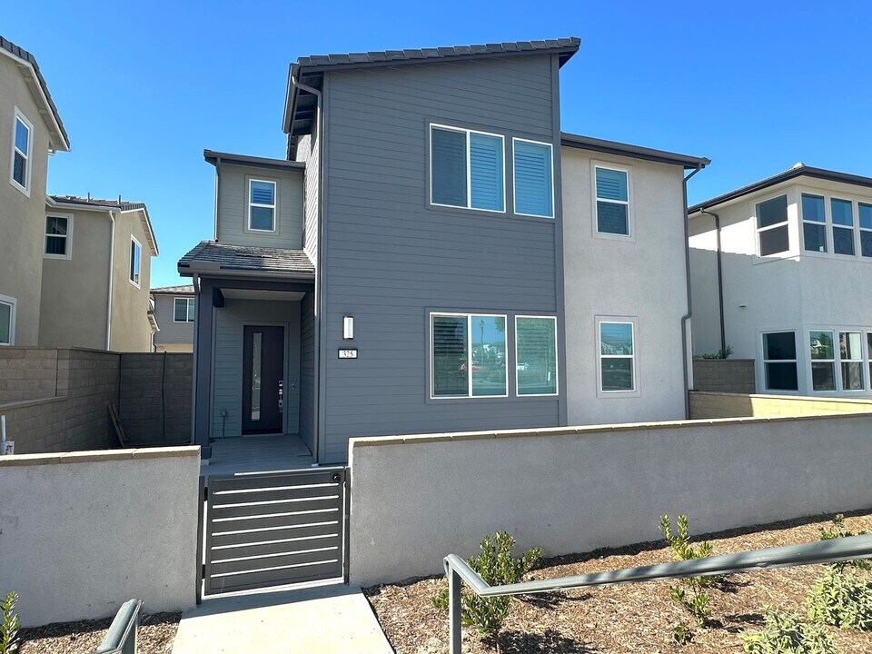 325 Loon in Irvine, CA - Building Photo