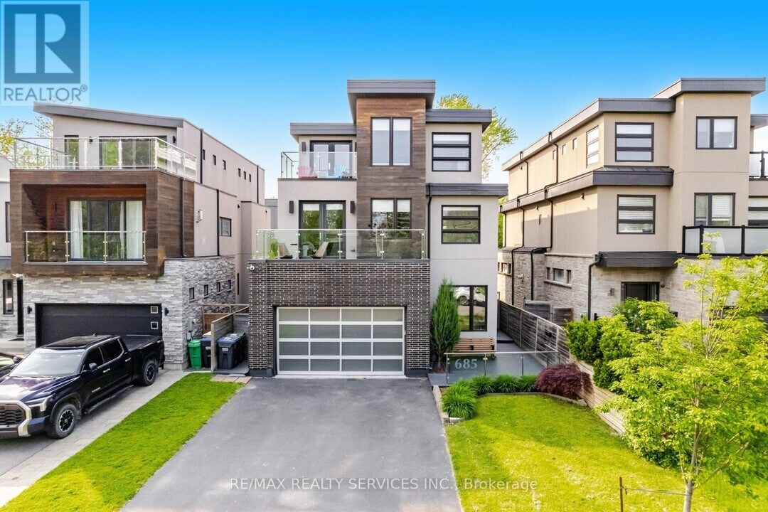 685 Montbeck Crescent in Mississauga, ON - Building Photo