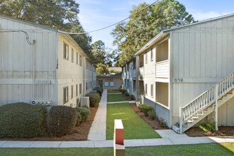 Seminole Village in Tallahassee, FL - Foto de edificio - Building Photo