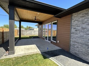 8007 Sunset Ln in Pasco, WA - Foto de edificio - Building Photo