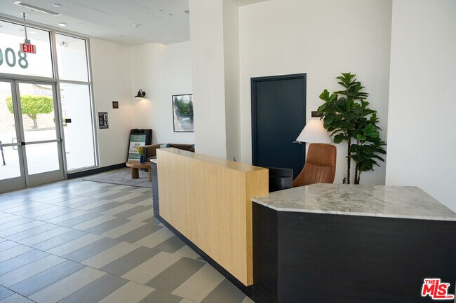 800 Western Ave in Los Angeles, CA - Building Photo - Building Photo