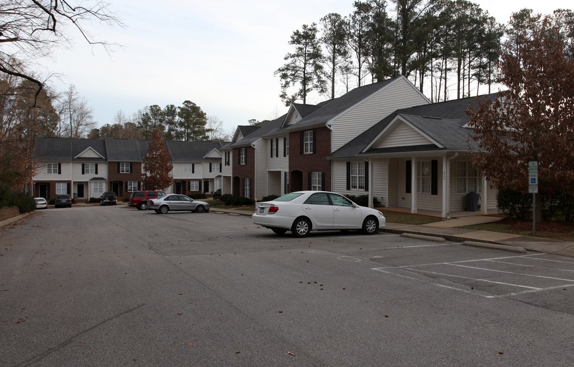 860 Stadium Dr in Wake Forest, NC - Foto de edificio